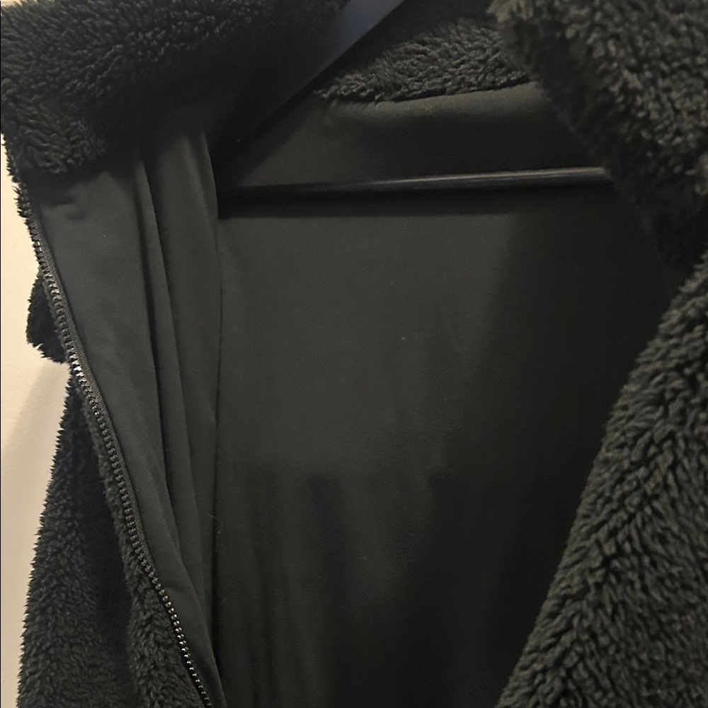 ALO Yoga Black Sherpa Jacket - Picture 6 of 7